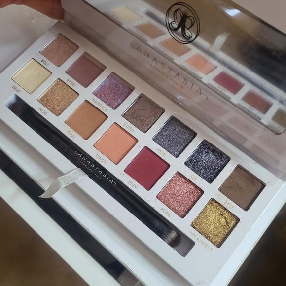 Anastasia Beverly Hills Carli Bybel Palette - Picture 3 of 3